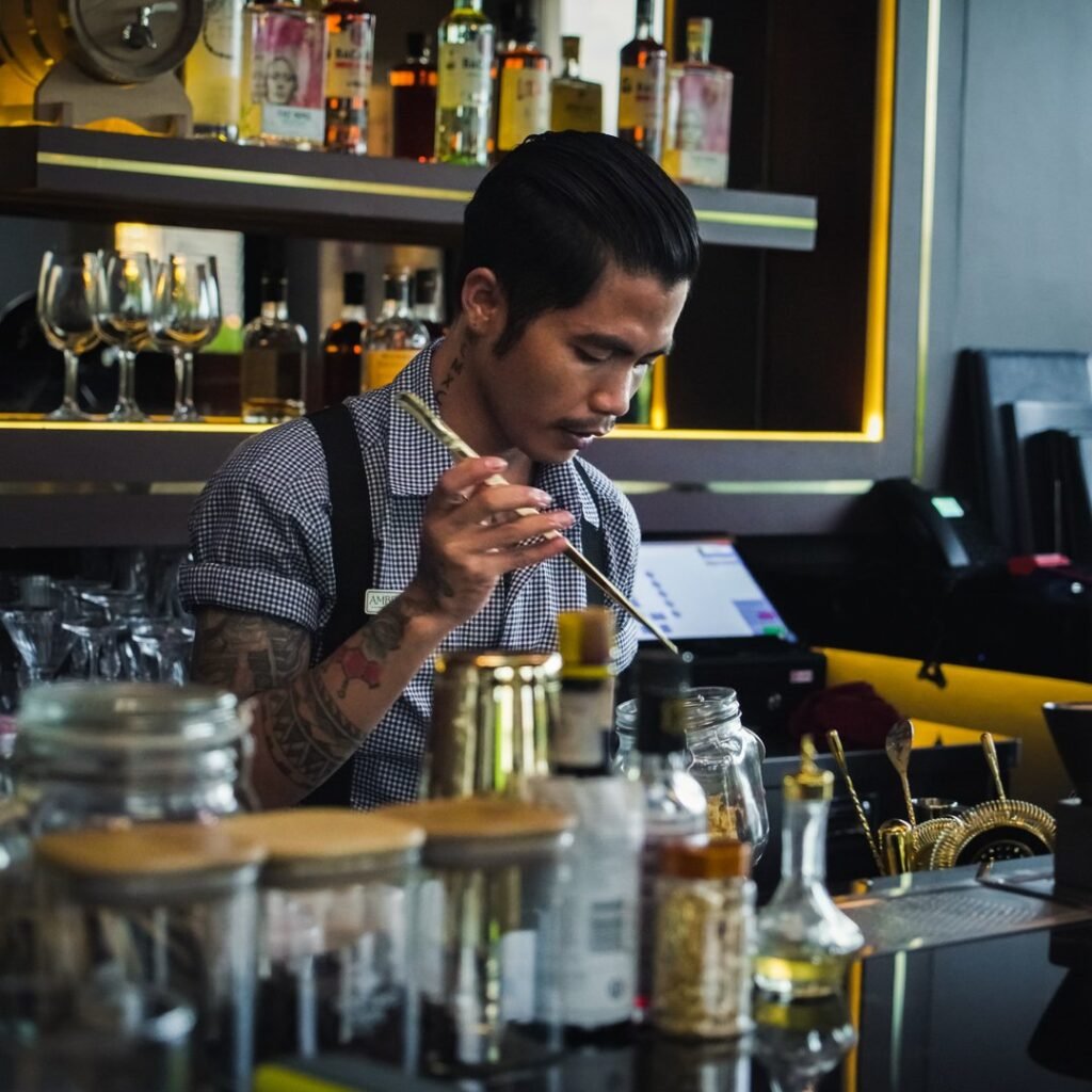 Bartender meracik cocktail di Amber Rooftop Senopati