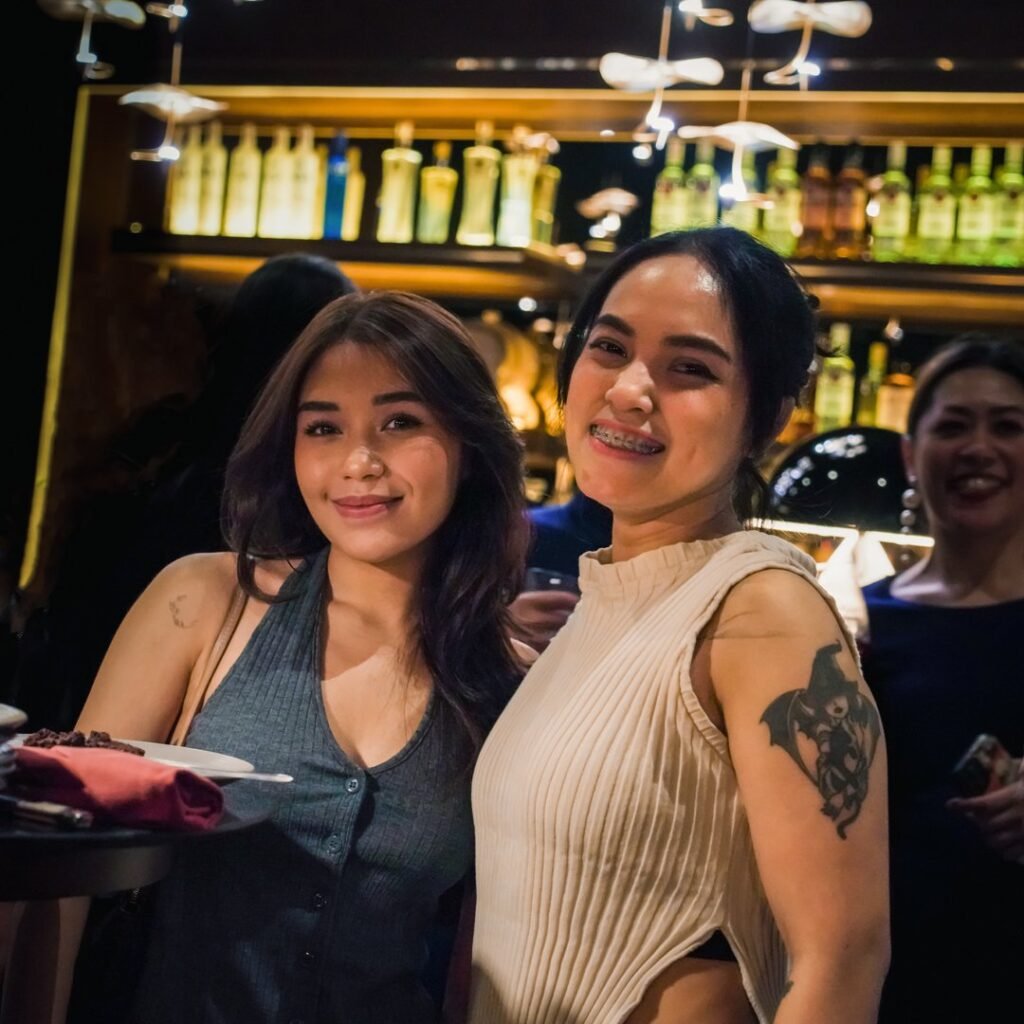 Selebgram menikmati suasana malam di Amber Rooftop Lounge Jakarta