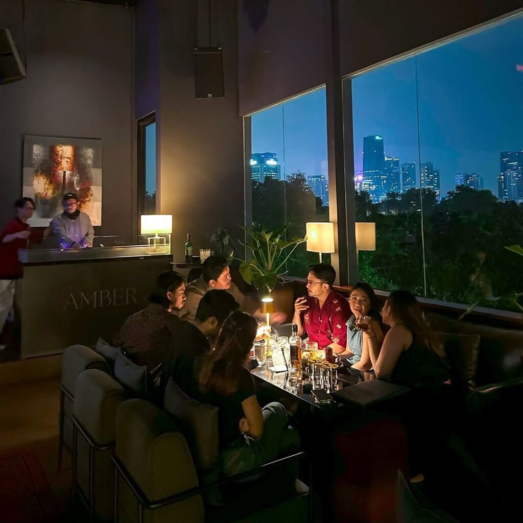 Berdiskusi dan menikmati suasana malam di Amber Rooftop Lounge Jakarta