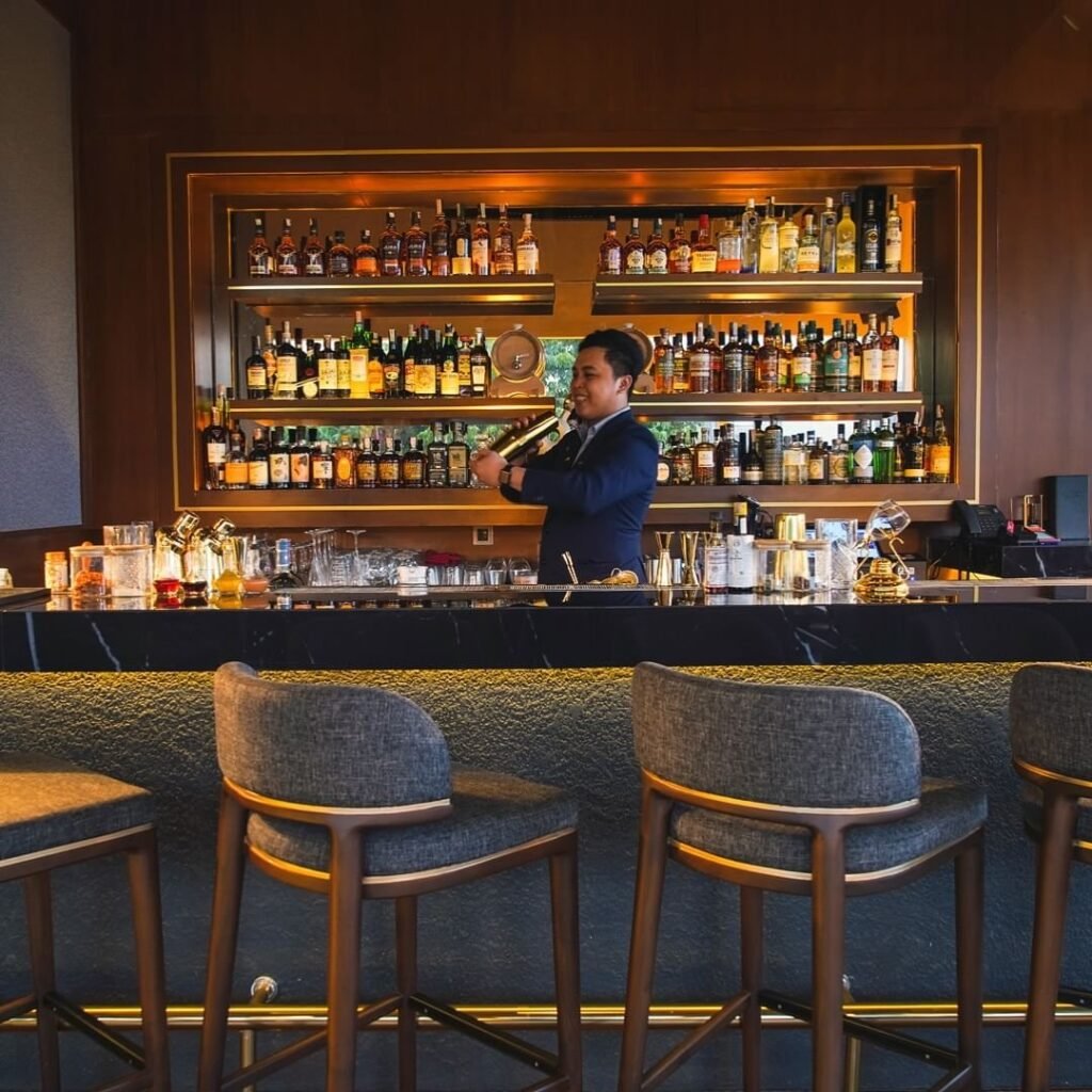 Bartender menyiapkan minuman untuk pelanggan rooftop bar
