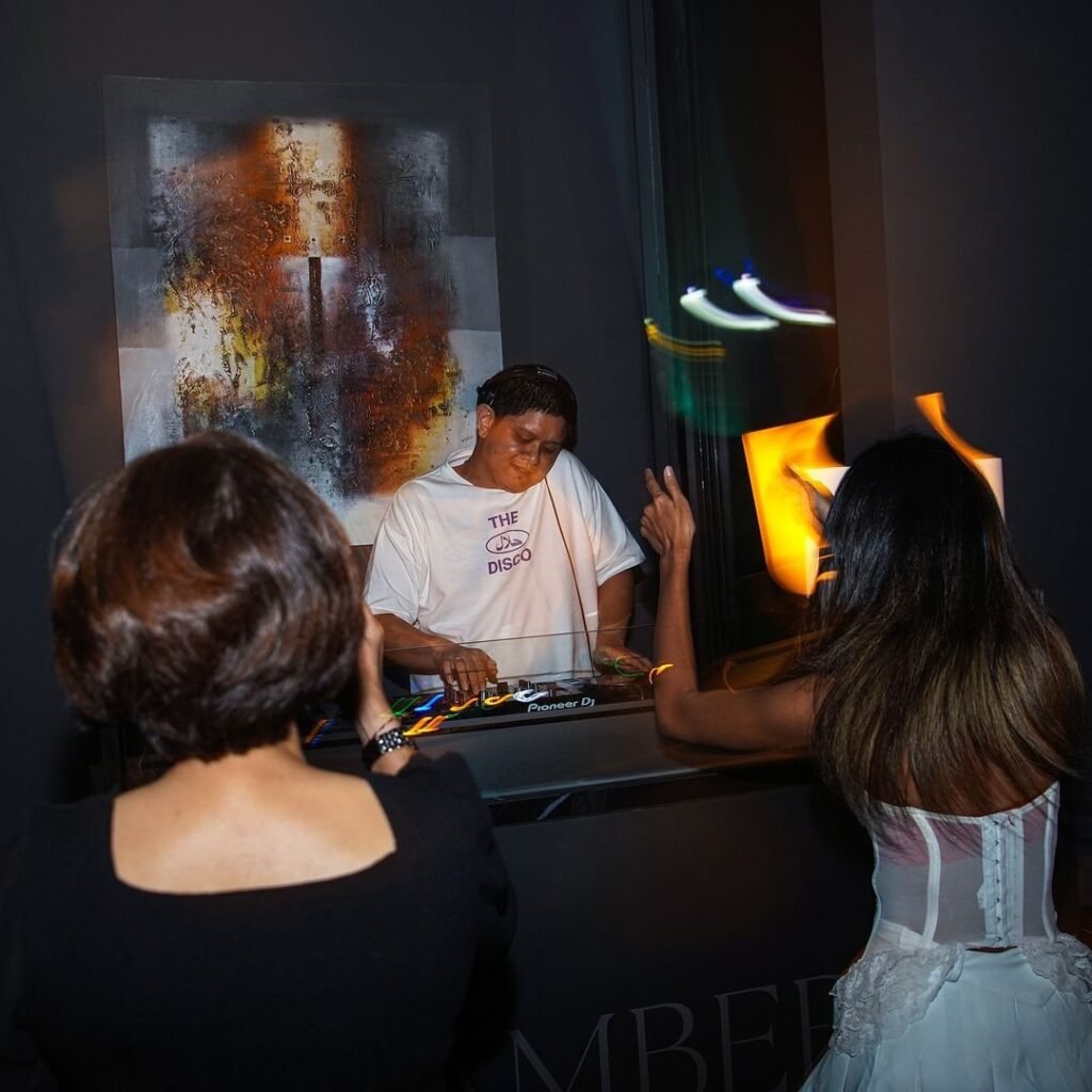 DJ sedang mengisi di Amber Rooftop Lounge