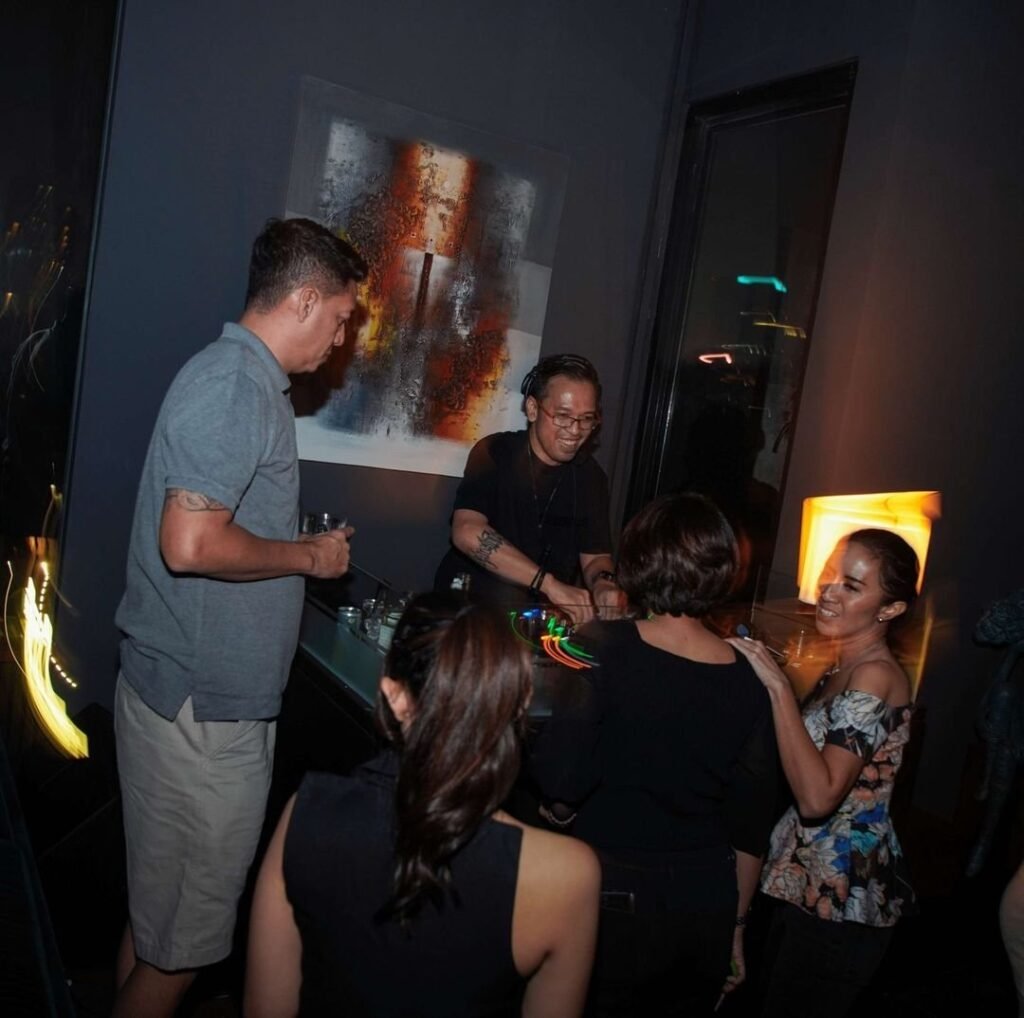 DJ mengisi party di Amber