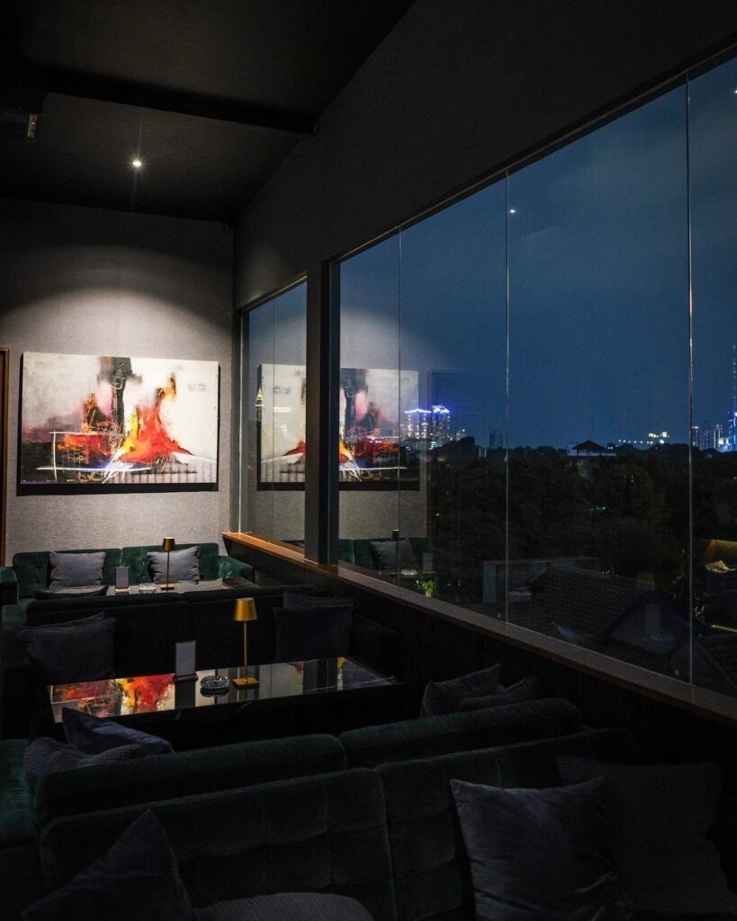 Suasana Amber Rooftop Lounge untuk nongkrong abis party